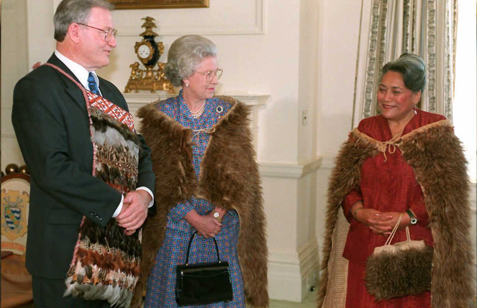 New Zealand Prime Minister Jim Bolger and Queen Elizabeth II, wearing a traditional Maori cloak of Kiwi feathers chat with Maori Queen Te Arikinui Dame Te Atairangikaahu