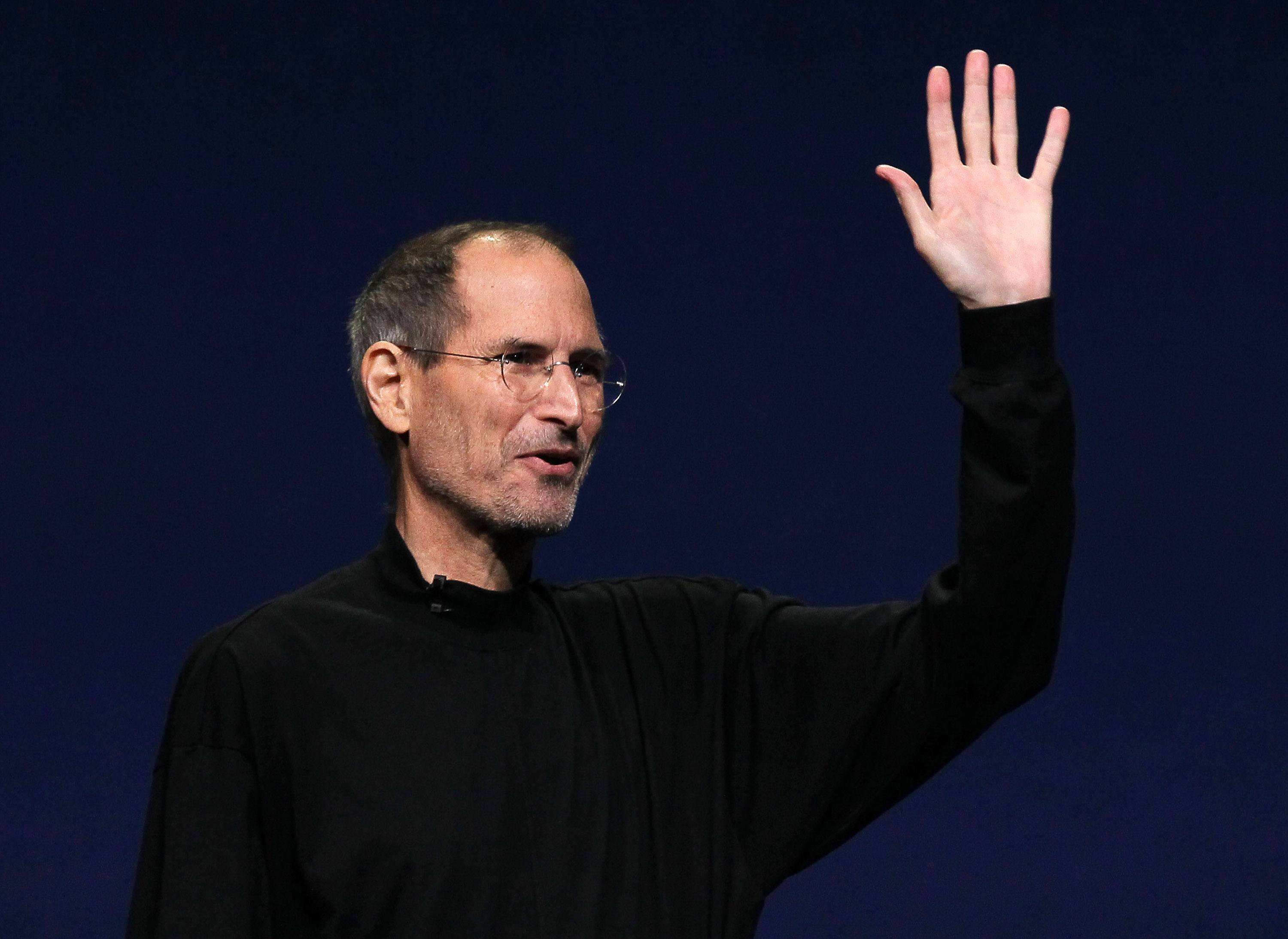 Steve Jobs introduces the iPad 2
