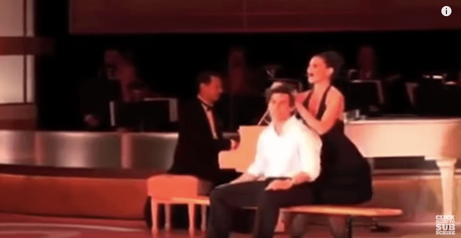Tom Cruise and Katie Holmes dancing Tom Cruise and Katie Holmes dancing