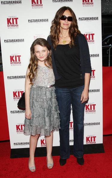 Actress Abigal Breslin and actress/producer Julia Roberts attend the premiere of "Kit Kittredge: An American Girl"