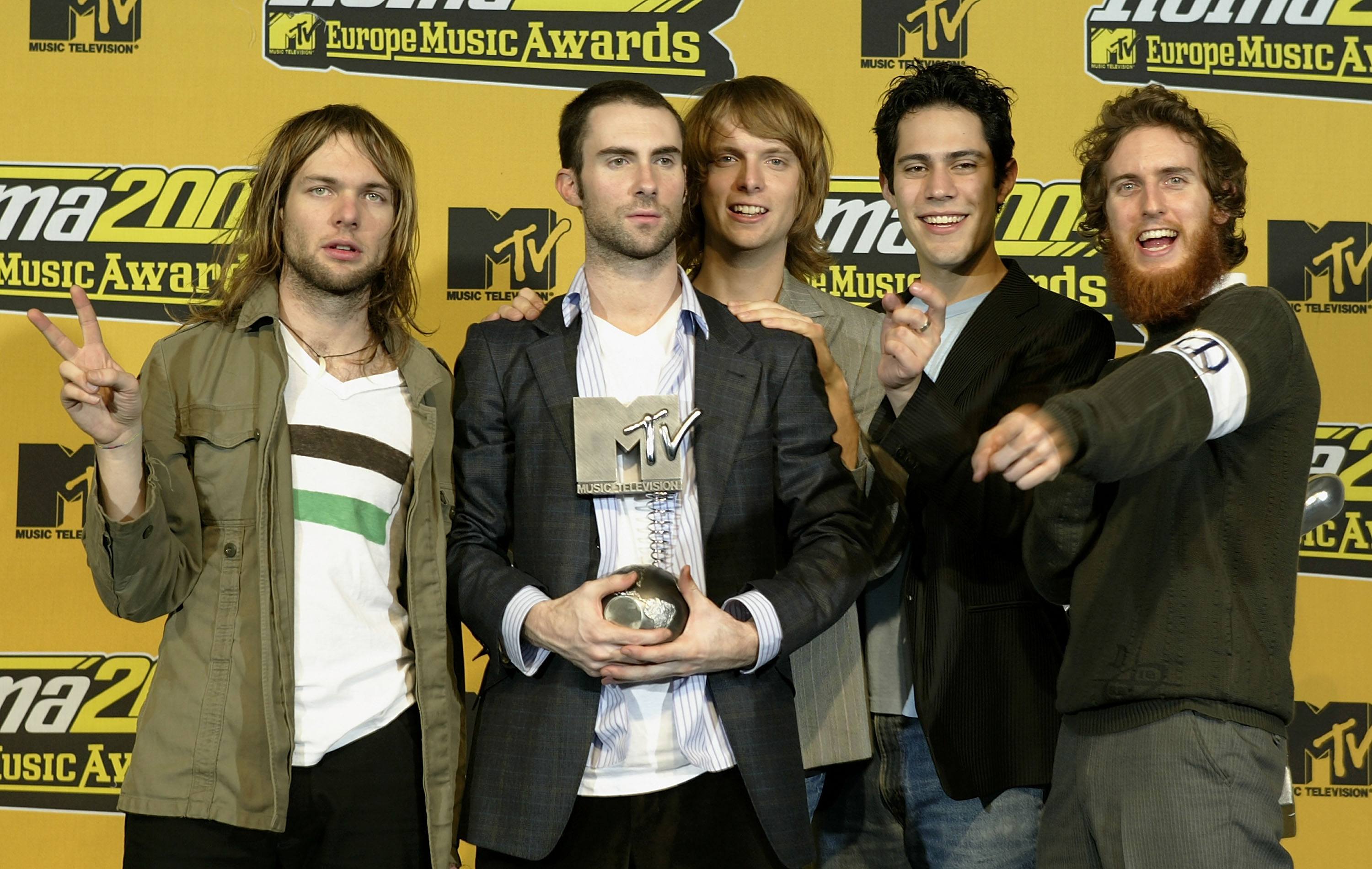 Adam Levine and the rest of the Maroon 5 band members in 2004 Adam Levine and the rest of the Maroon 5 band members in 2004