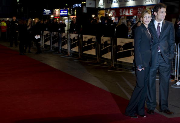 US actress Julia Roberts and British actor Clive Owen (R) arrive at the world premier of the movie Duplicity