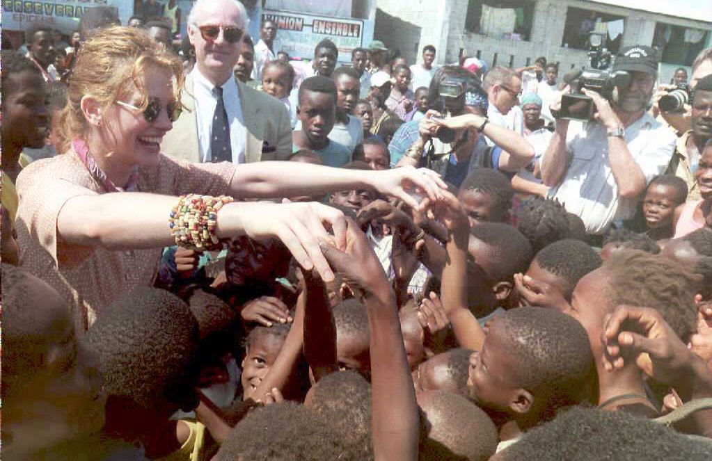 Visiting US actress Julia Roberts reaches out to greetchildren from Port-au-Prince, Haiti, 11 May the St.Martin Health Center. Roberts is in Port-au-Prince as an Ambasador for UNICEF.