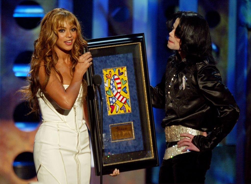 Michael Jackson on stage with Beyonce Michael Jackson on stage with Beyonce