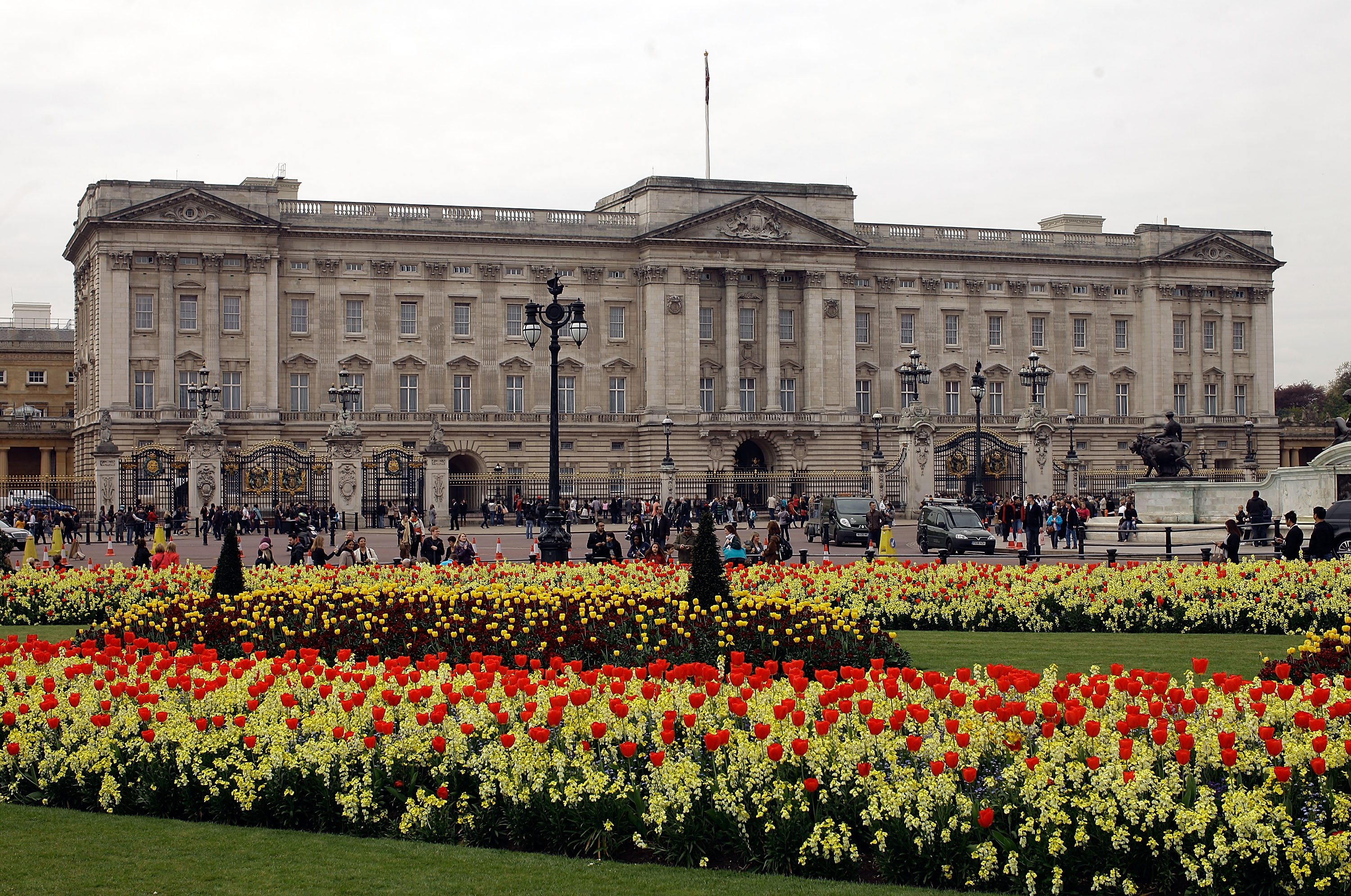 What S The Difference Between Buckingham Palace And