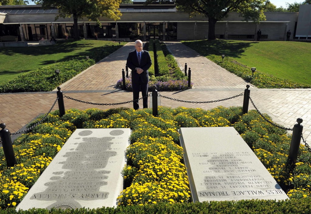 John McCain at Harry Truman gravesite