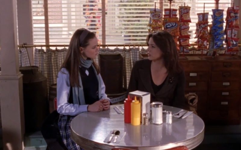 Lauren Graham as Lorelai and Alexis Bledel as Rory in Gilmore Girls