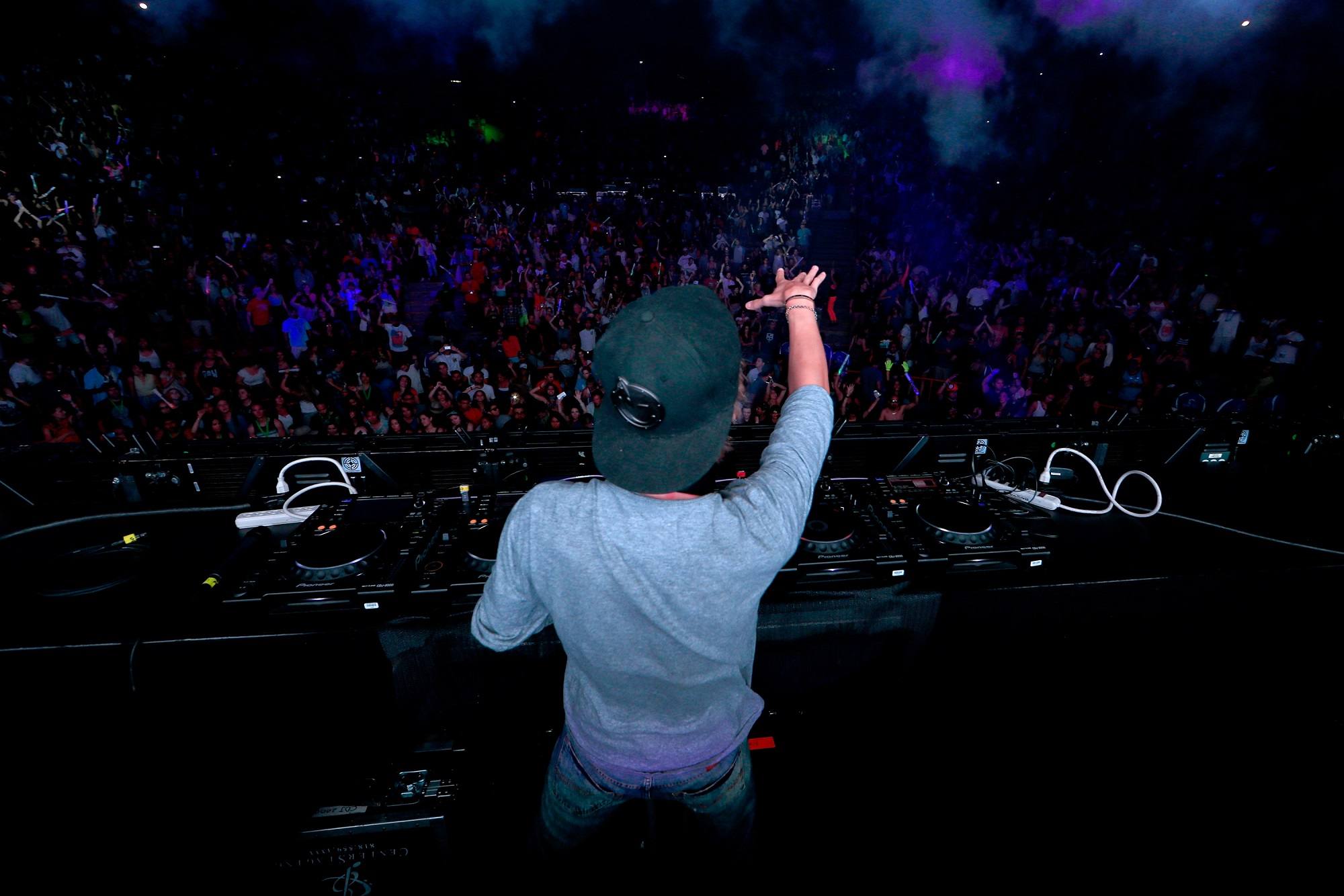 Avicii plays live in 2014