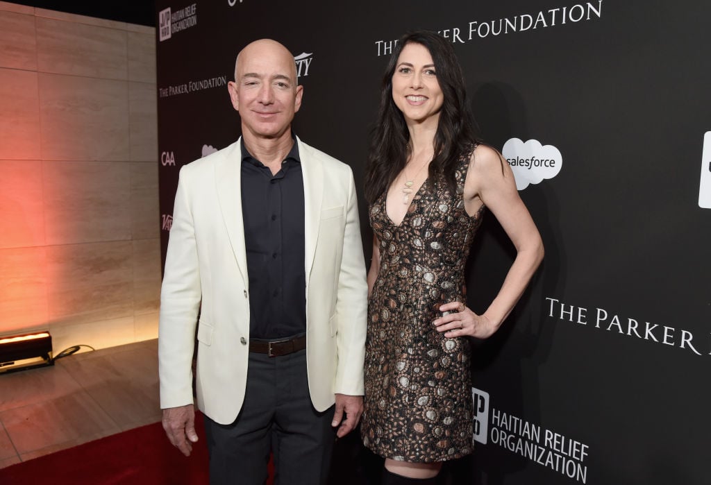  Jeff Bezos (L) and MacKenzie Bezos attend the 7th Annual Sean Penn & Friends HAITI RISING Gala benefiting J/P Haitian Relief Organization on January 6, 2018 in Hollywood, California.