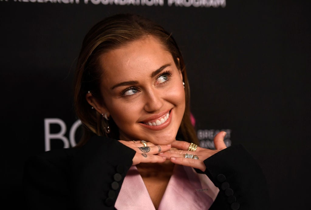Miley Cyrus posted confusing gif about Taylor Swift.