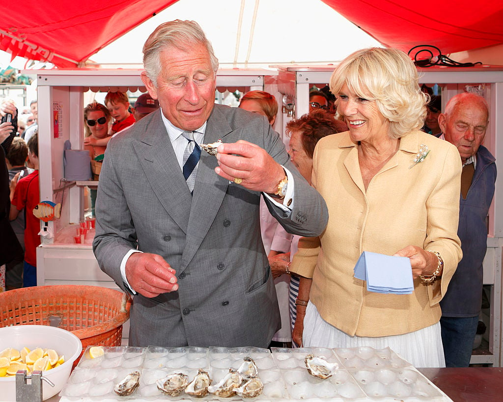 prince_charles_eats_oysters.jpg