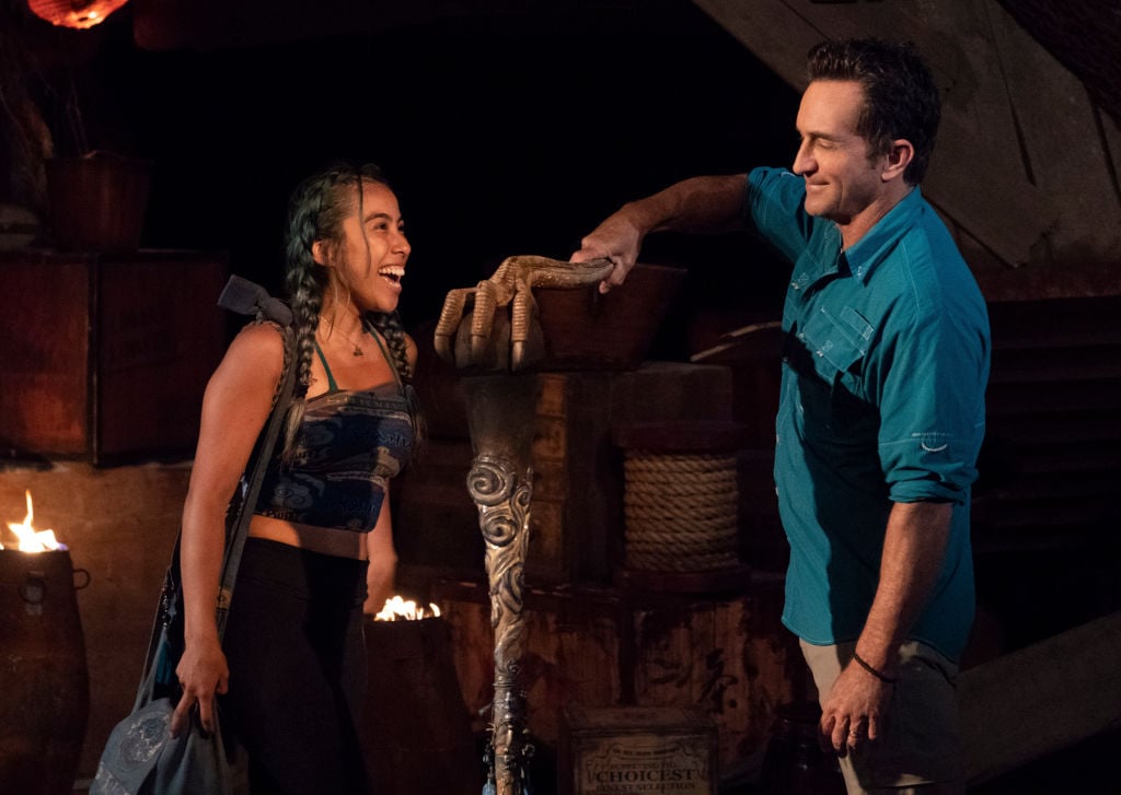 Jeff Probst extinguishes Wendy Diaz's torch on Survivor