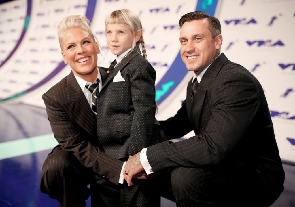 Pink, Willow Sage Hart, and Carey Hart.