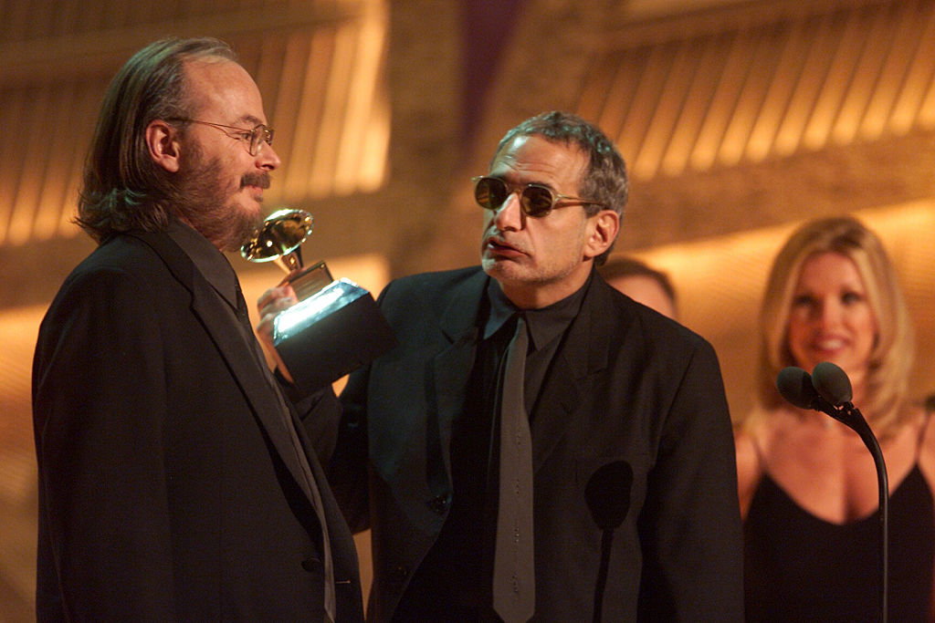 Donald Fagen (R) and Walter Becker accept the Grammy at the 2001 Grammy Awards.