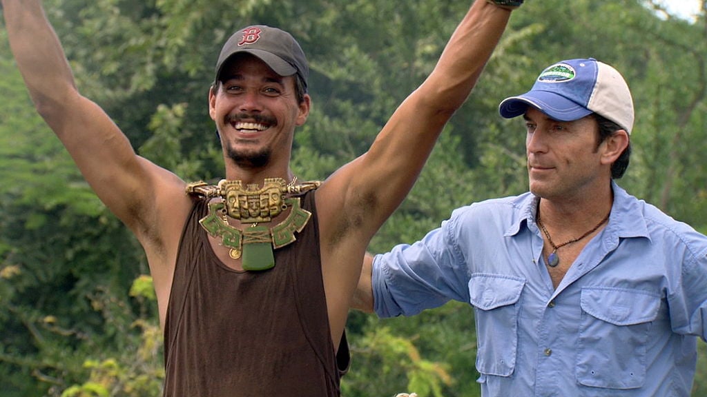Jeff Probst puts the immunity necklace on Rob Mariano