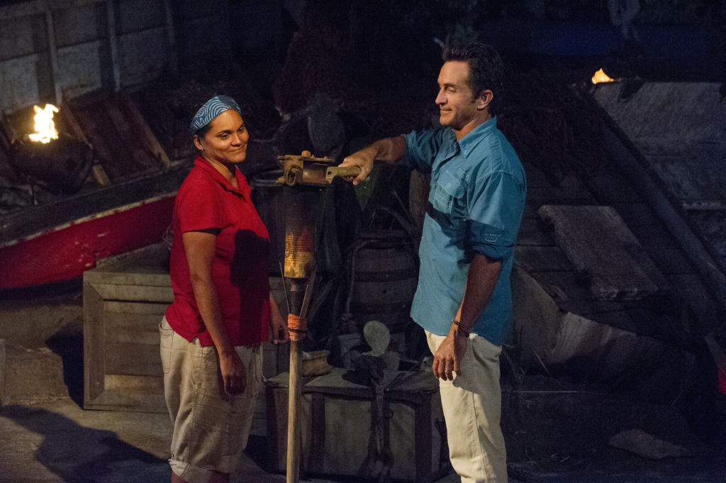 Jeff Probst extinguishes Sandra Diaz-Twine's torch