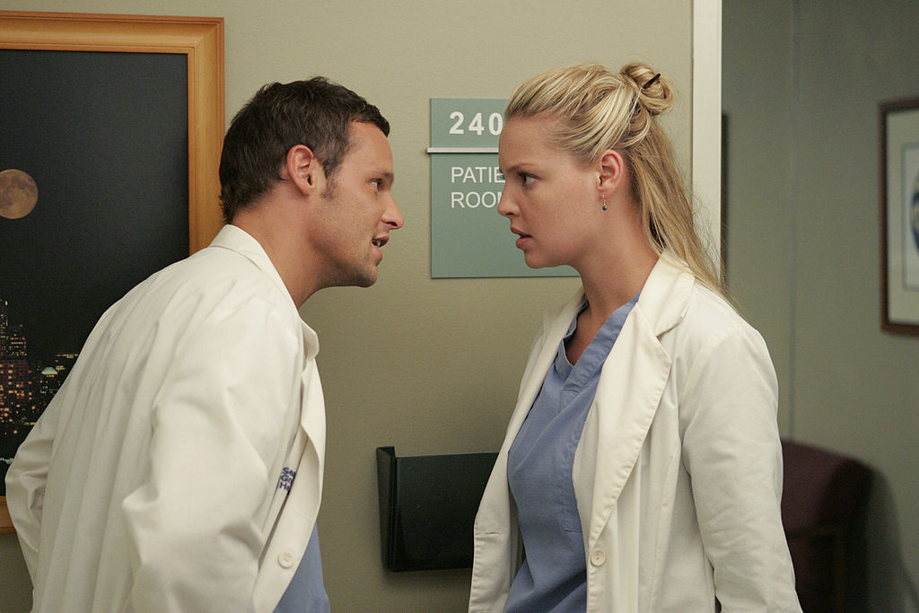 Justin Chambers as Alex Karev and Katherine Heigl as Izzie Stevens on Grey's Anatomy 