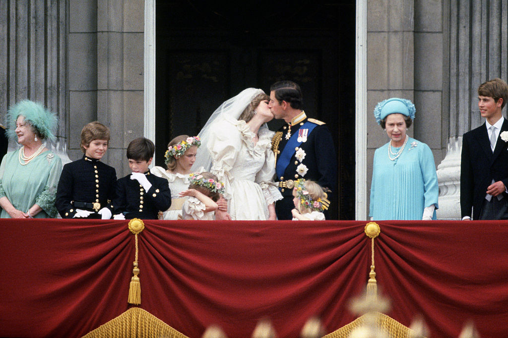 Princess Diana and Prince Charles kissing on balcony
