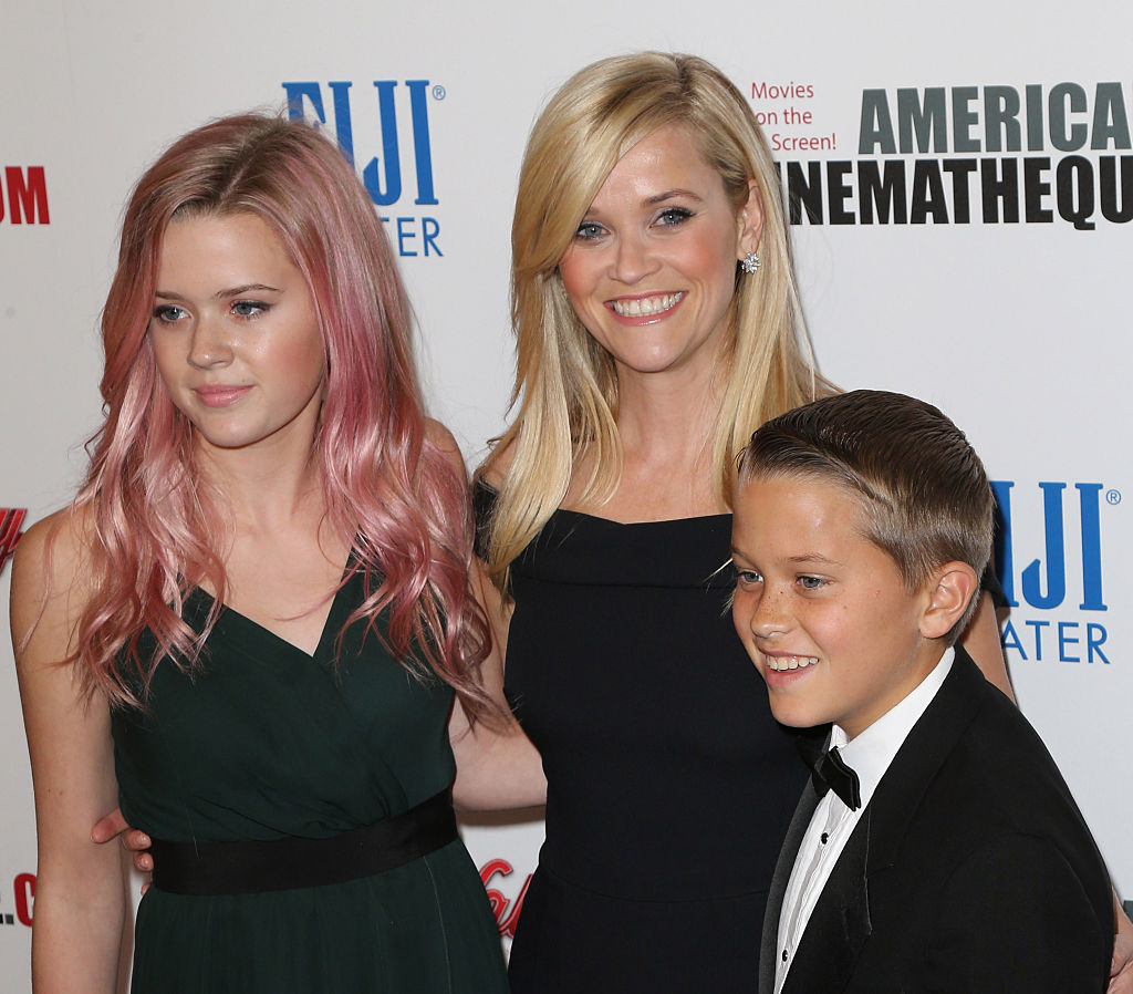 Reese Witherspoon, Ava Phillippe (L), and Deacon Phillippe (R)