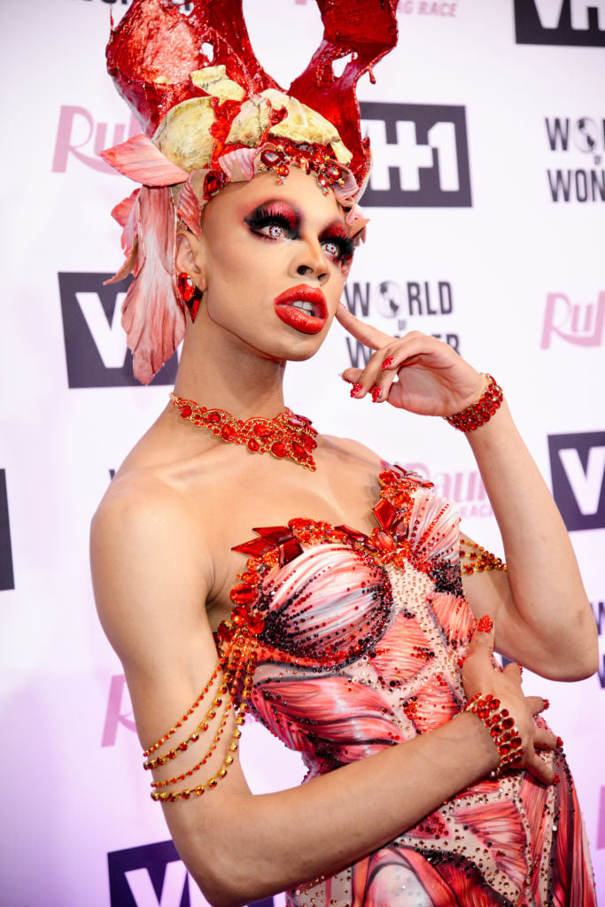 Yvie Oddly 