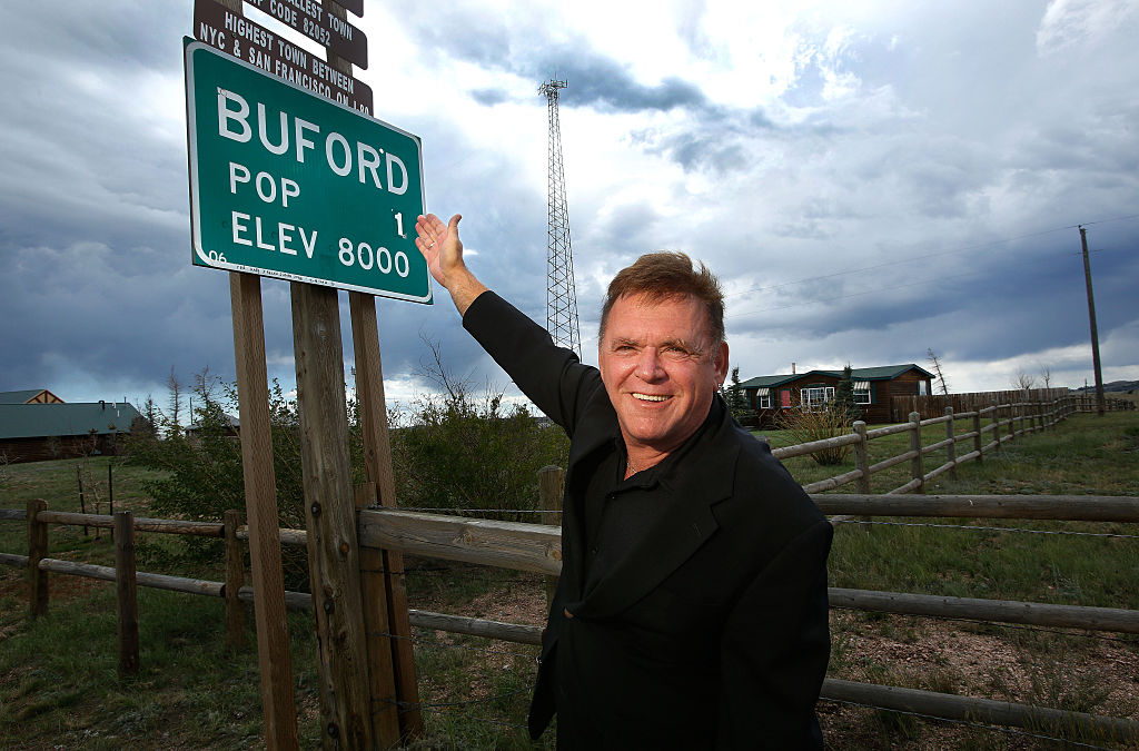 Don Sammons with the Buford population sign