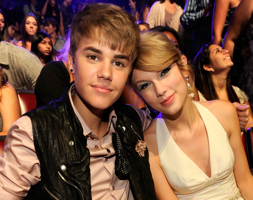 Singer Justin Bieber and musician Taylor Swift attend the 2011 Teen Choice Awards at Gibson Universal Amphitheatre on August 7, 2011.