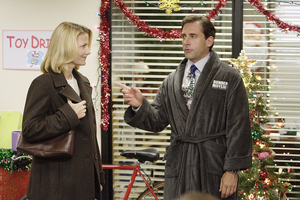 Nancy & Steve Carell paying a couple on The Office