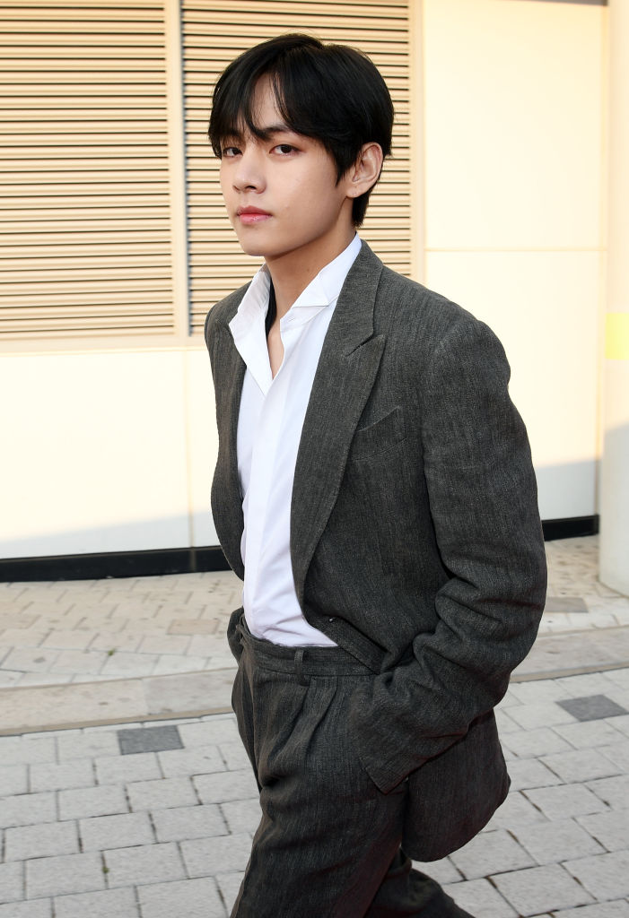 V