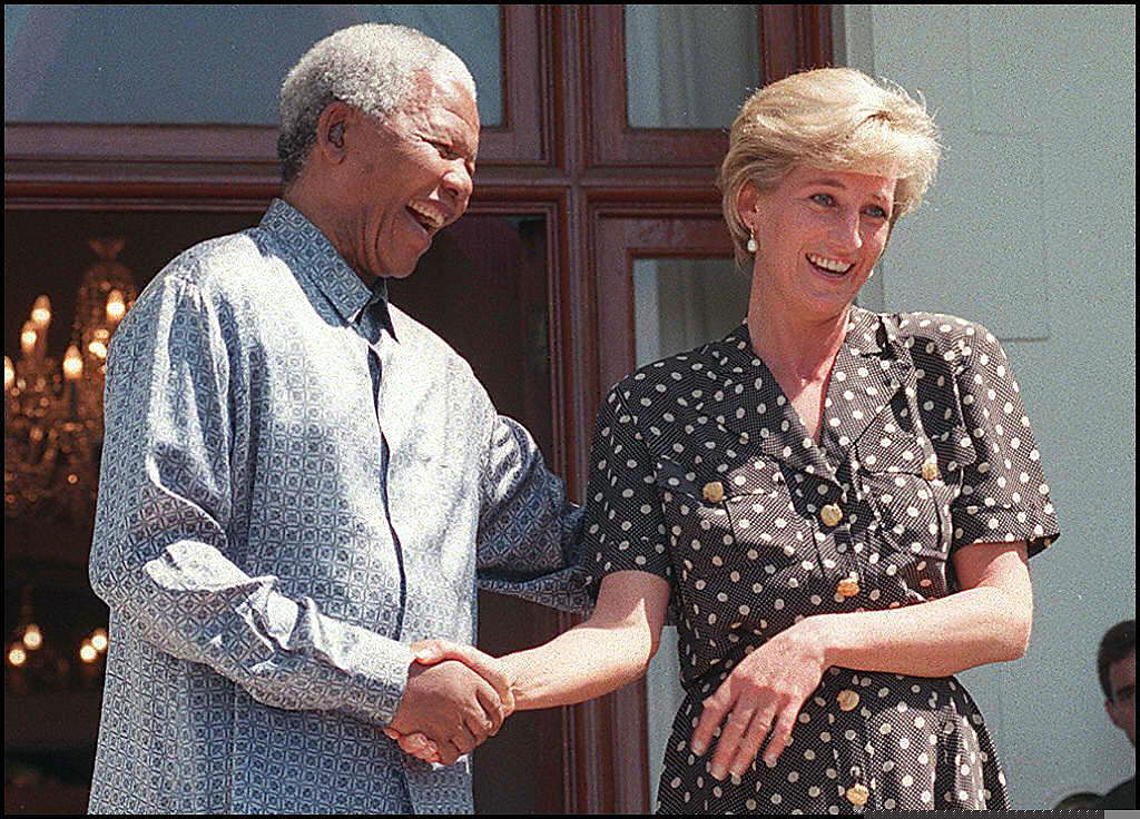 Nelson Mandela (L) and Princess Diana (R)
