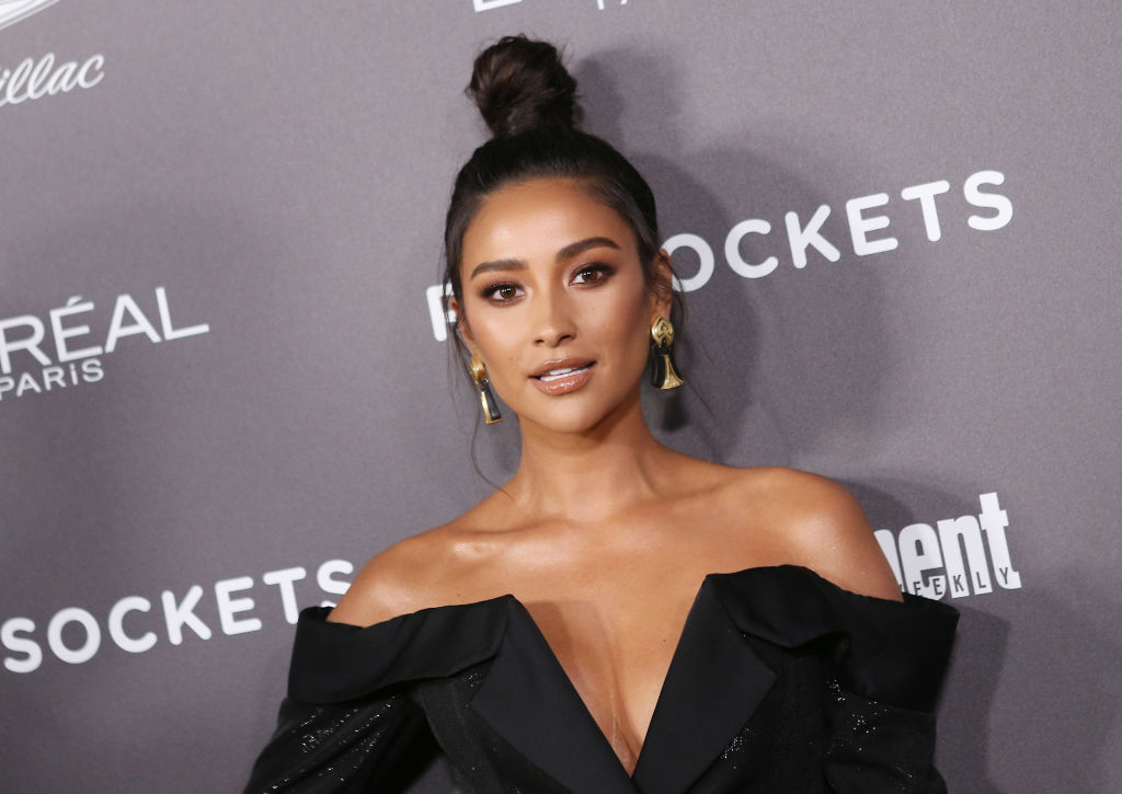 Shay Mitchell arrives at the Entertainment Weekly Pre-SAG Party held at Chateau Marmont on January 26, 2019 in Los Angeles, California. 