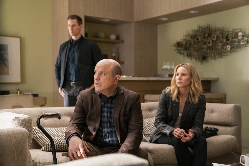 Veronica Mars Episode 404 "Heads You Lose": Logan Echolis (Jason Dohring), Keith Mars (Enrico Colantoni), and Veronica Mars (Kristen Bell) shown
