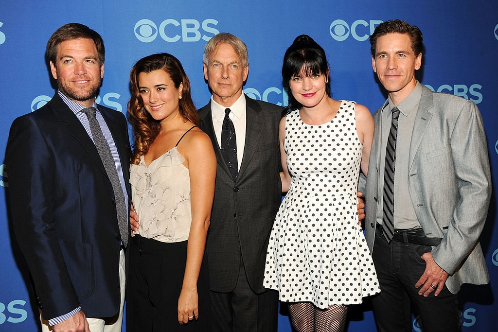 (L-R)  Michael Weatherly, Cote de Pable, Mark Harmon, Pauley Perrette and Brian Dietzen in 2013 | Ben Gabbe/Getty Images