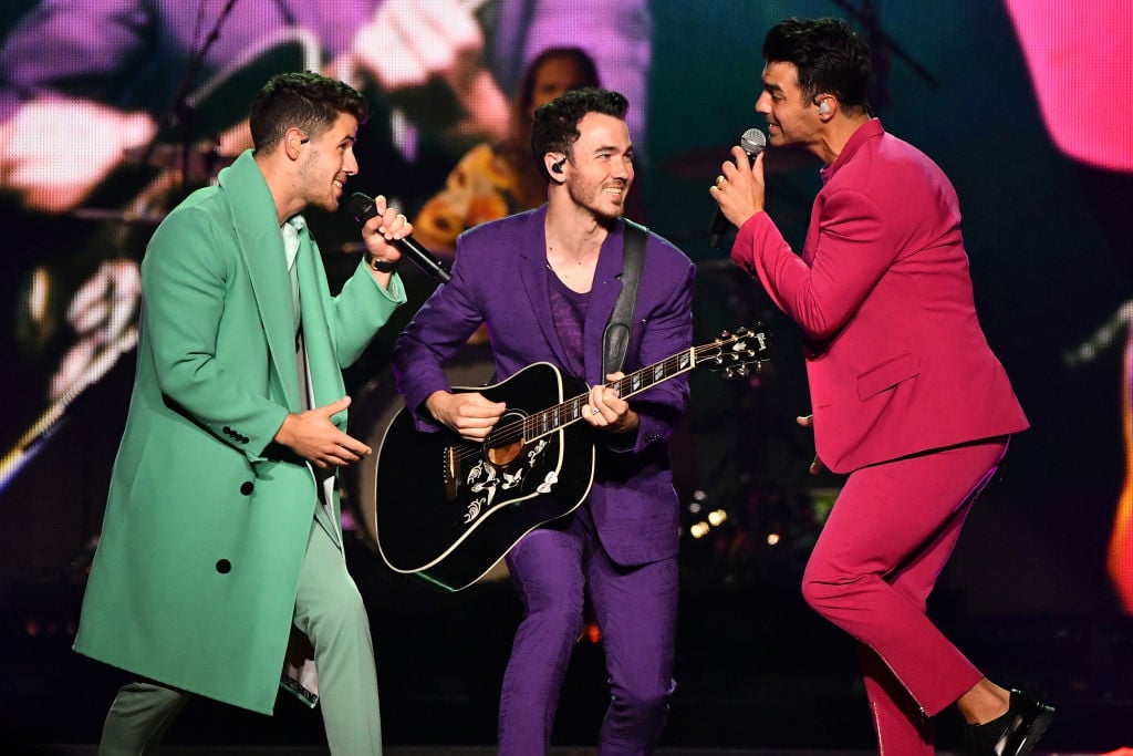 The Jonas Brothers Help A Man Propose To His Girlfriend At Their Raleigh Show