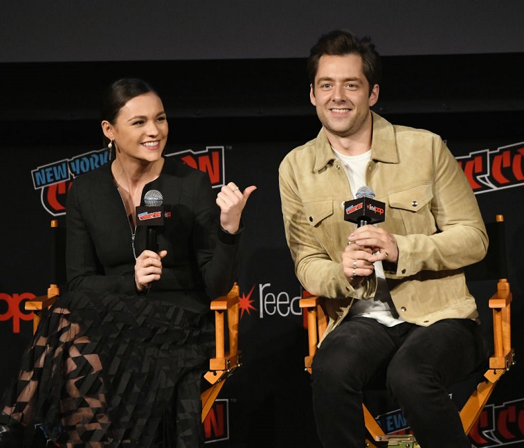 Sophie Skelton and Richard Rankin