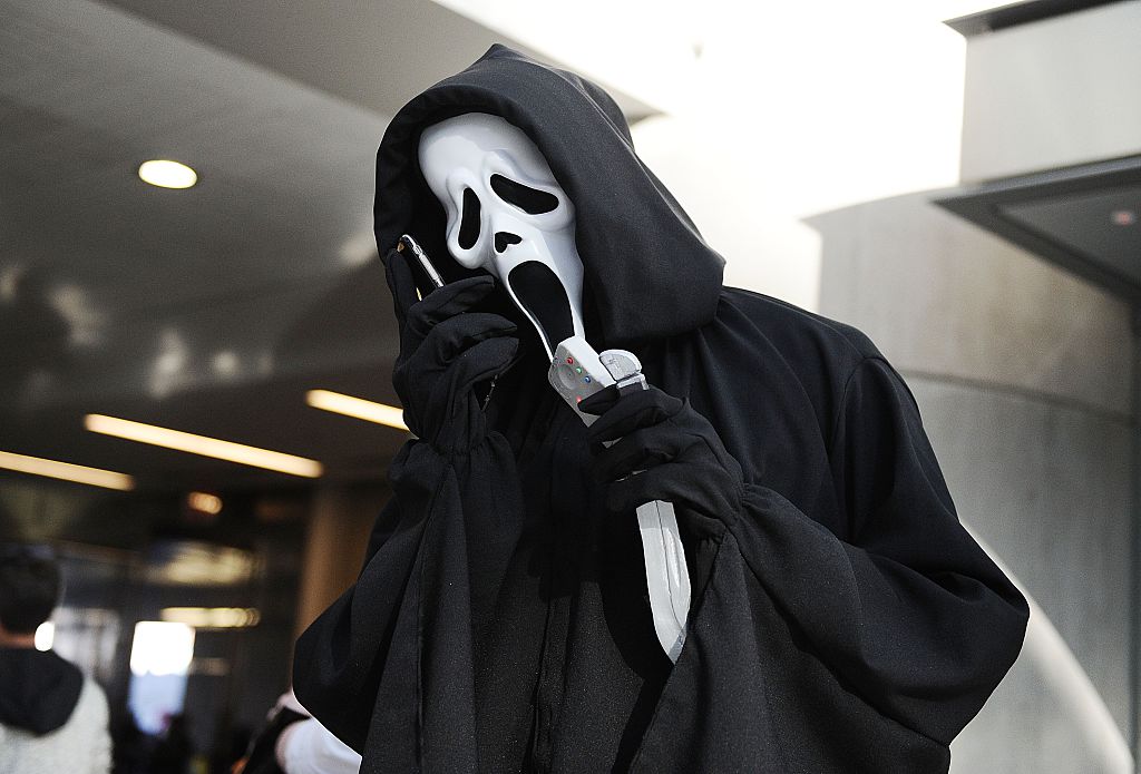 A Comic Con attendee poses as Ghostface from 'Scream'