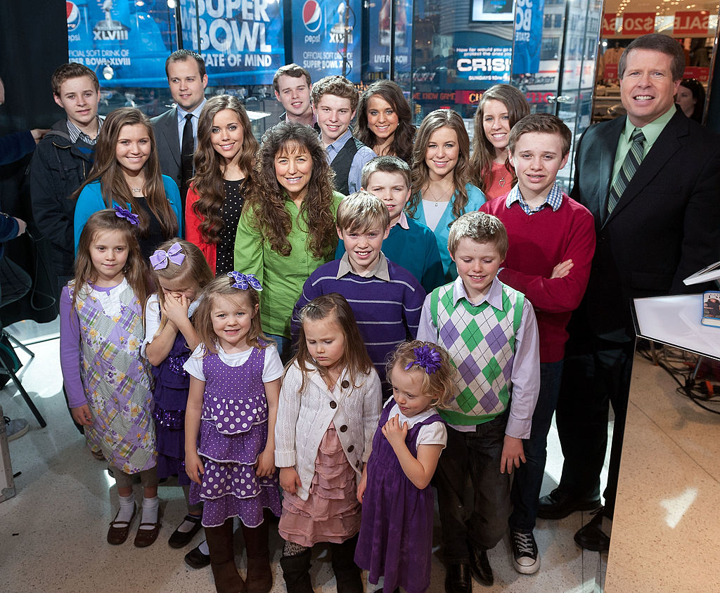 The Duggar family visits "Extra"