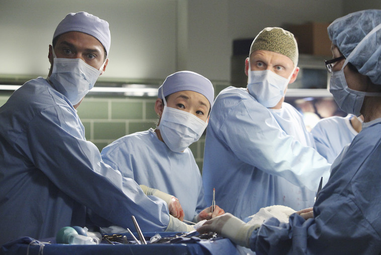 Doctors performing surgery on Grey's Anatomy