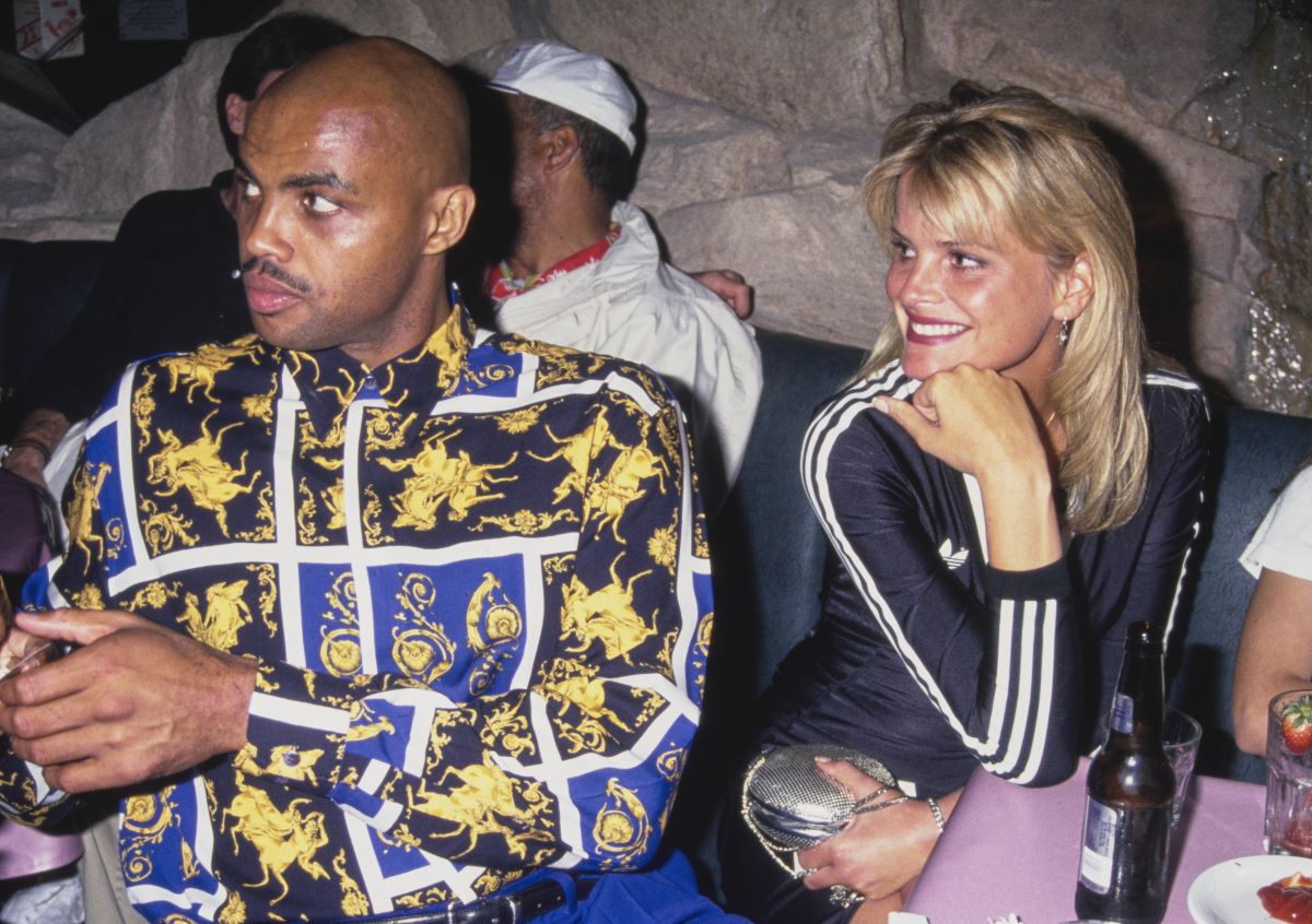 Charles Barkley sitting with his wife, Maureen Blumhardt, at a restaurant (circa 1994)