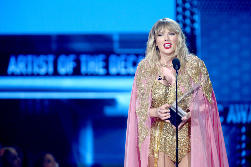 Taylor Swift Sets New Amas Record