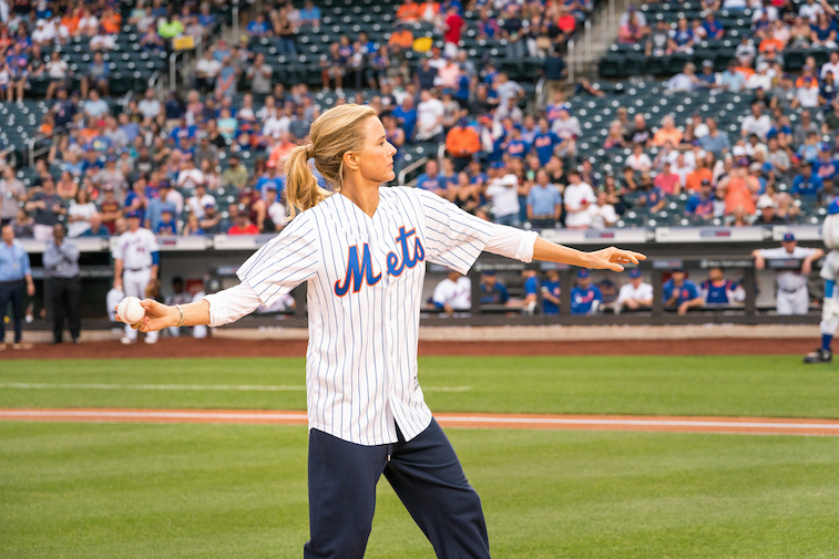 Tea Leoni throwing a baseball at a Mets game