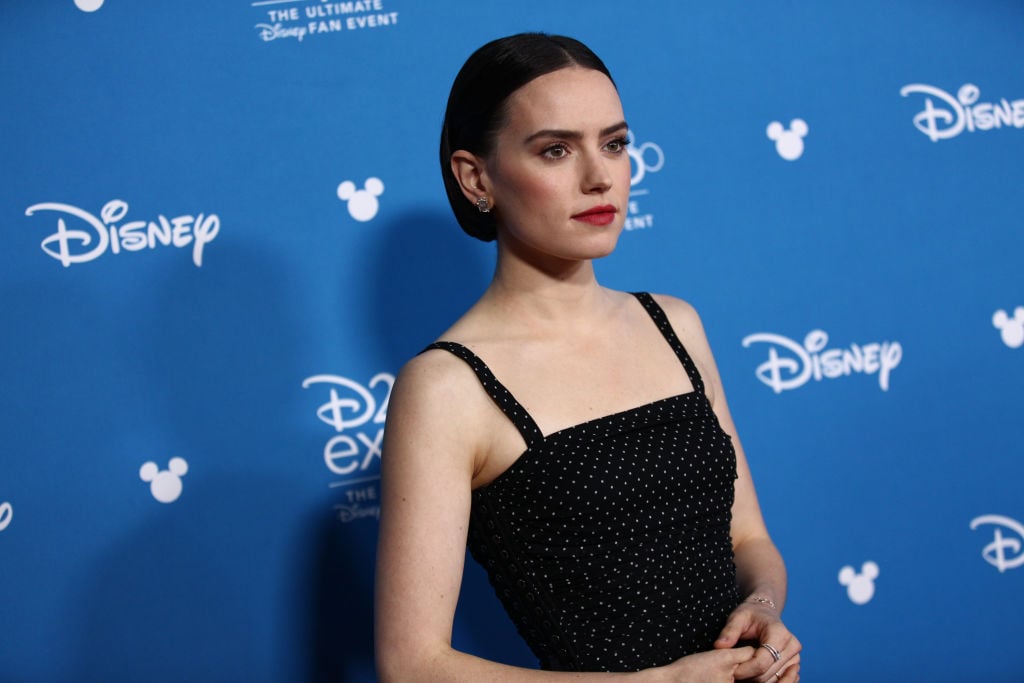 Daisy Ridley poses on the red carpet of D23 Expo, 2019. 