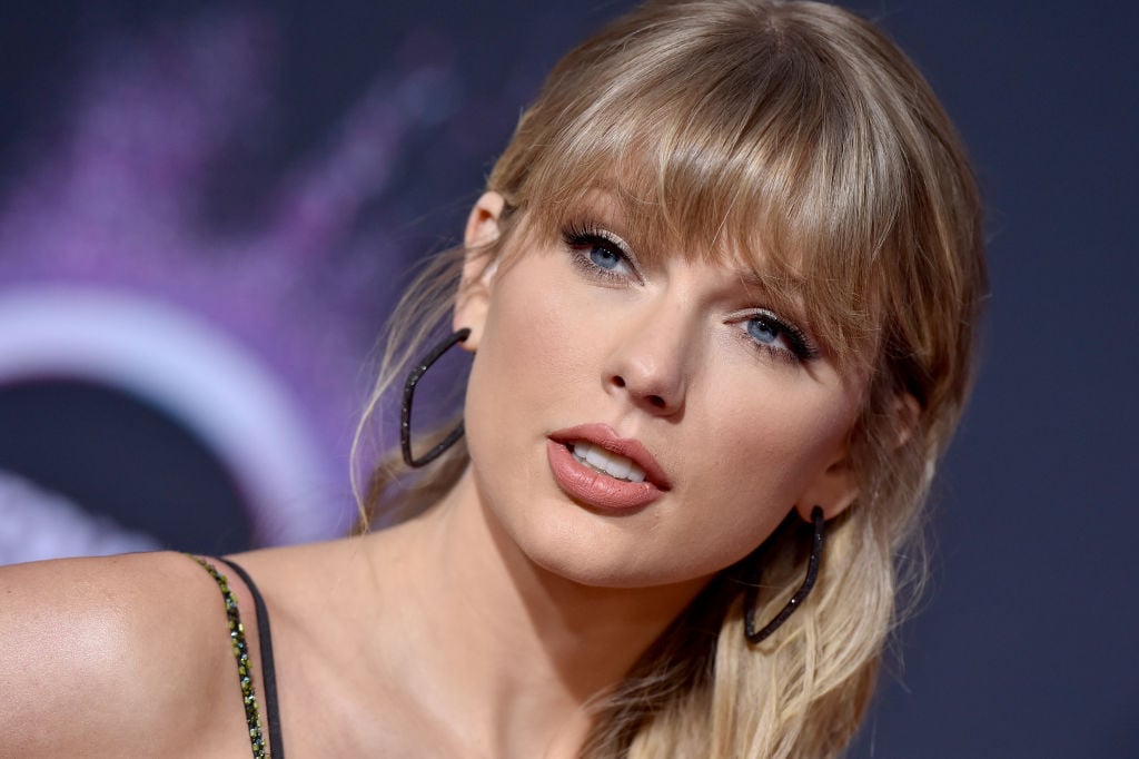 Taylor Swift attends the 2019 American Music Awards 