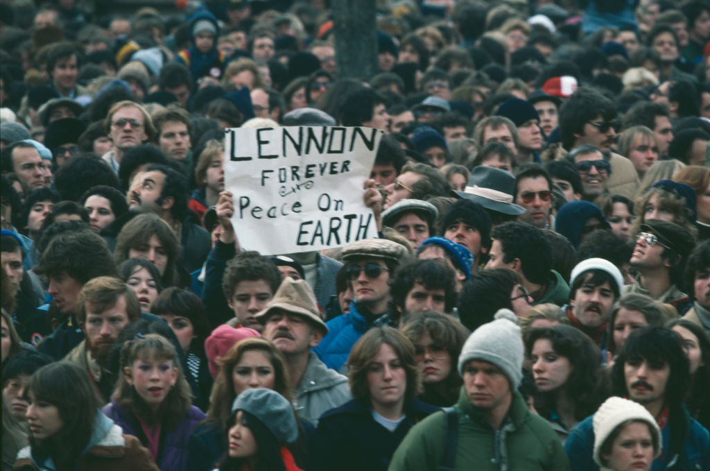 Fans gather to mourn John Lennon's death, 1980