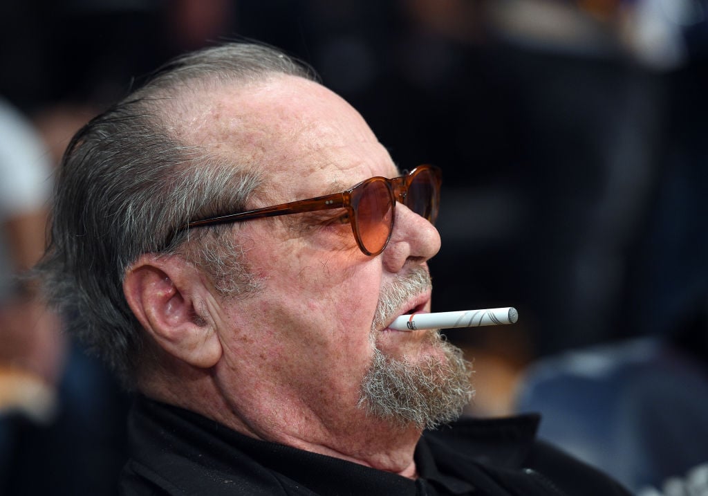 Jack Nicholson pali papierosa (lub trawkę)
