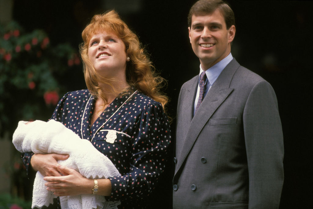 Le prince Andrew et son épouse Sarah Ferguson Duchesse d'York tenant dans ses bras leur première fille Beatrice quatre jours après sa naissance le 12 août 1988 à Londres, Royaume-Uni