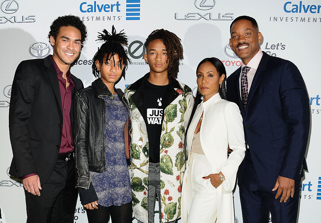 Trey Smith, Willow Smith, Jaden Smith, Jada Pinkett Smith and Will Smith at a 2016 award show