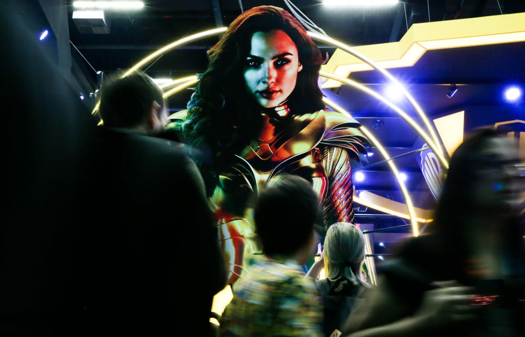 Here's Why Wonder Woman Doesn't Carry a Sword in 'Wonder ...