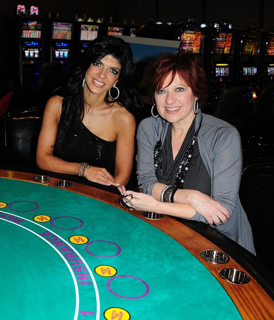 Teresa Giudice and Caroline Manzo  play BlackJack