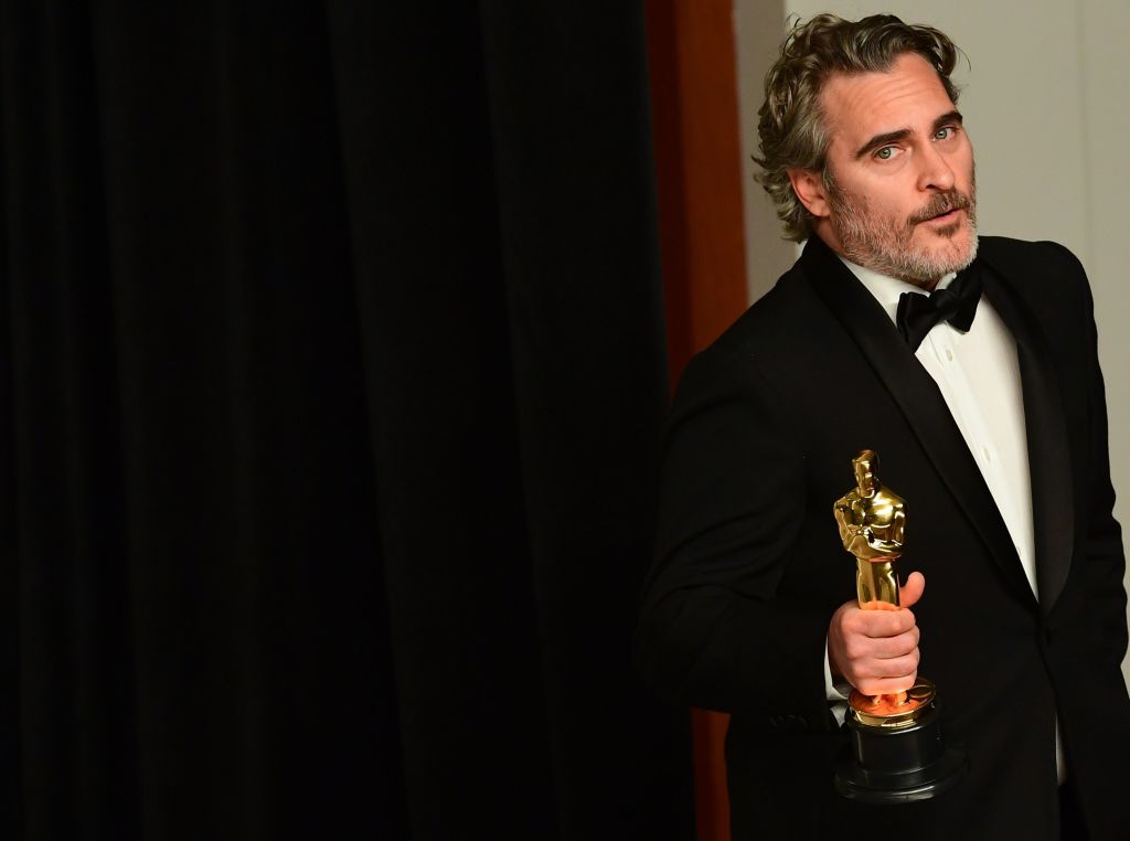 Joaquin Phoenix poses with his Oscar for 'Joker'