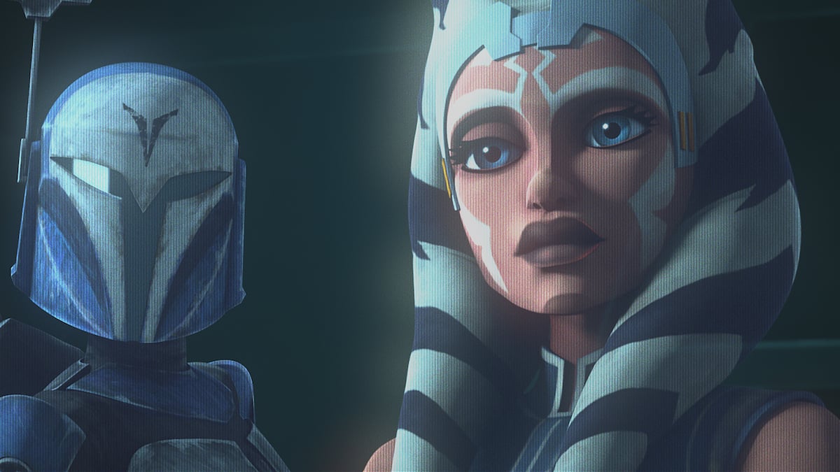 Bo-Katan and Ahsoka Tano in a hologram, contacting Obi-Wan Kenobi and Anakin Skywalker about Maul.